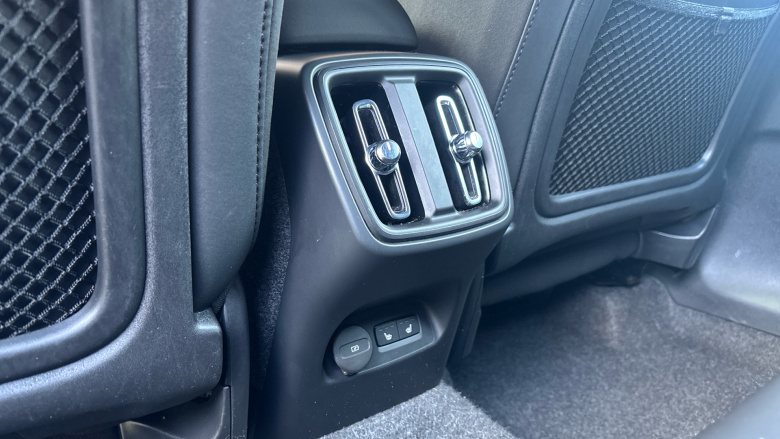 Volvo XC40 2.0 B4P Plus Dark 5dr Auto Petrol Estate